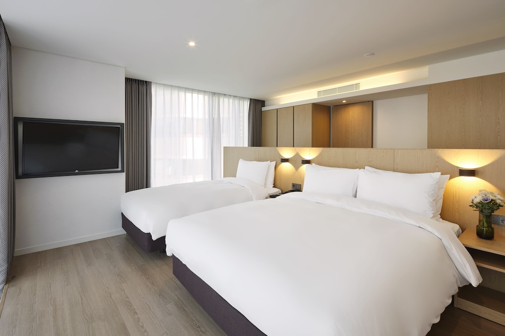 Nine Tree by Parnas Seoul Insadong 22/70
