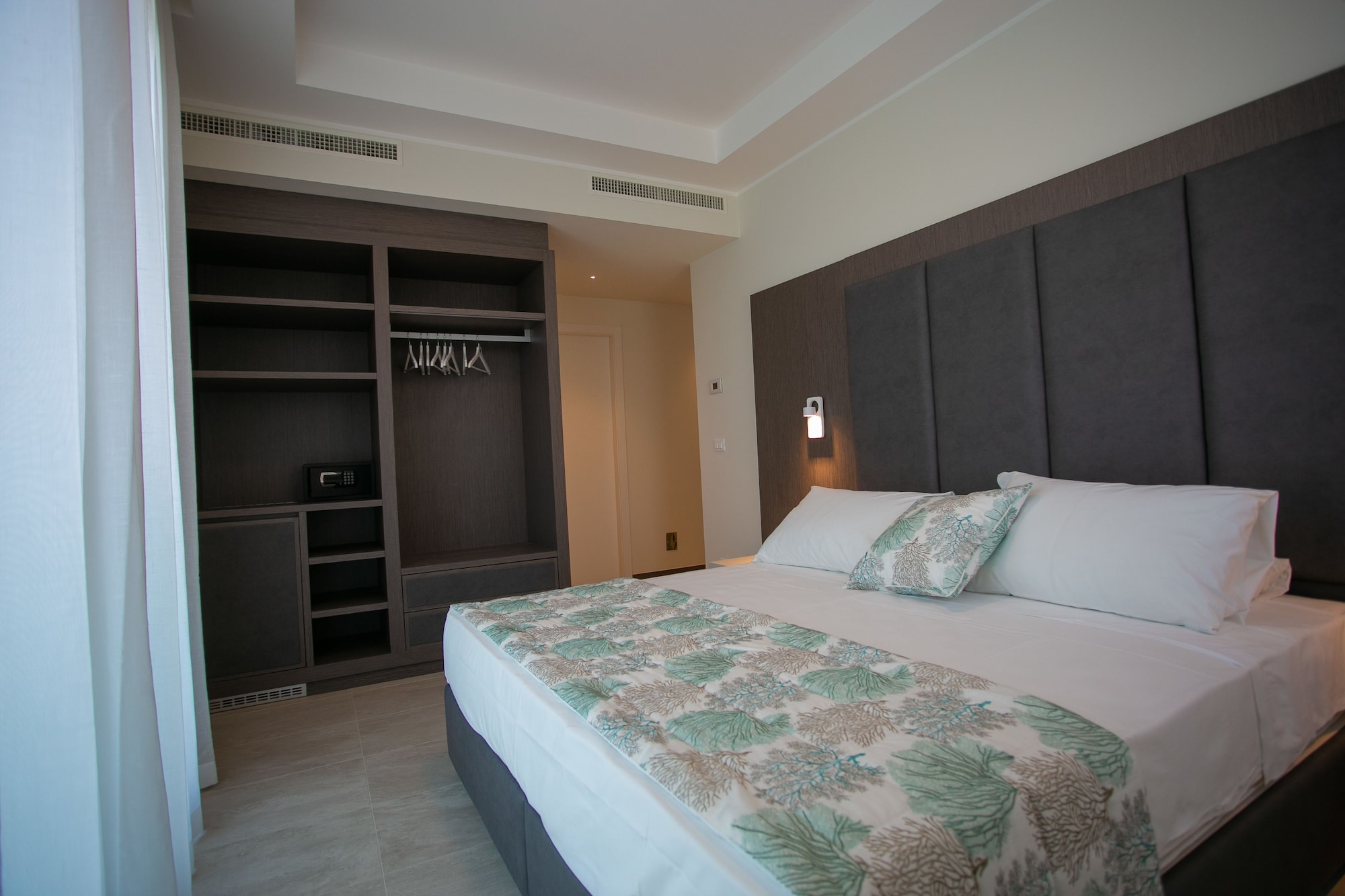 Lagoon, Superior, Queen Bed