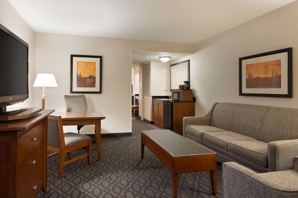Embassy Suites by Hilton Dulles North Loudoun 29/58