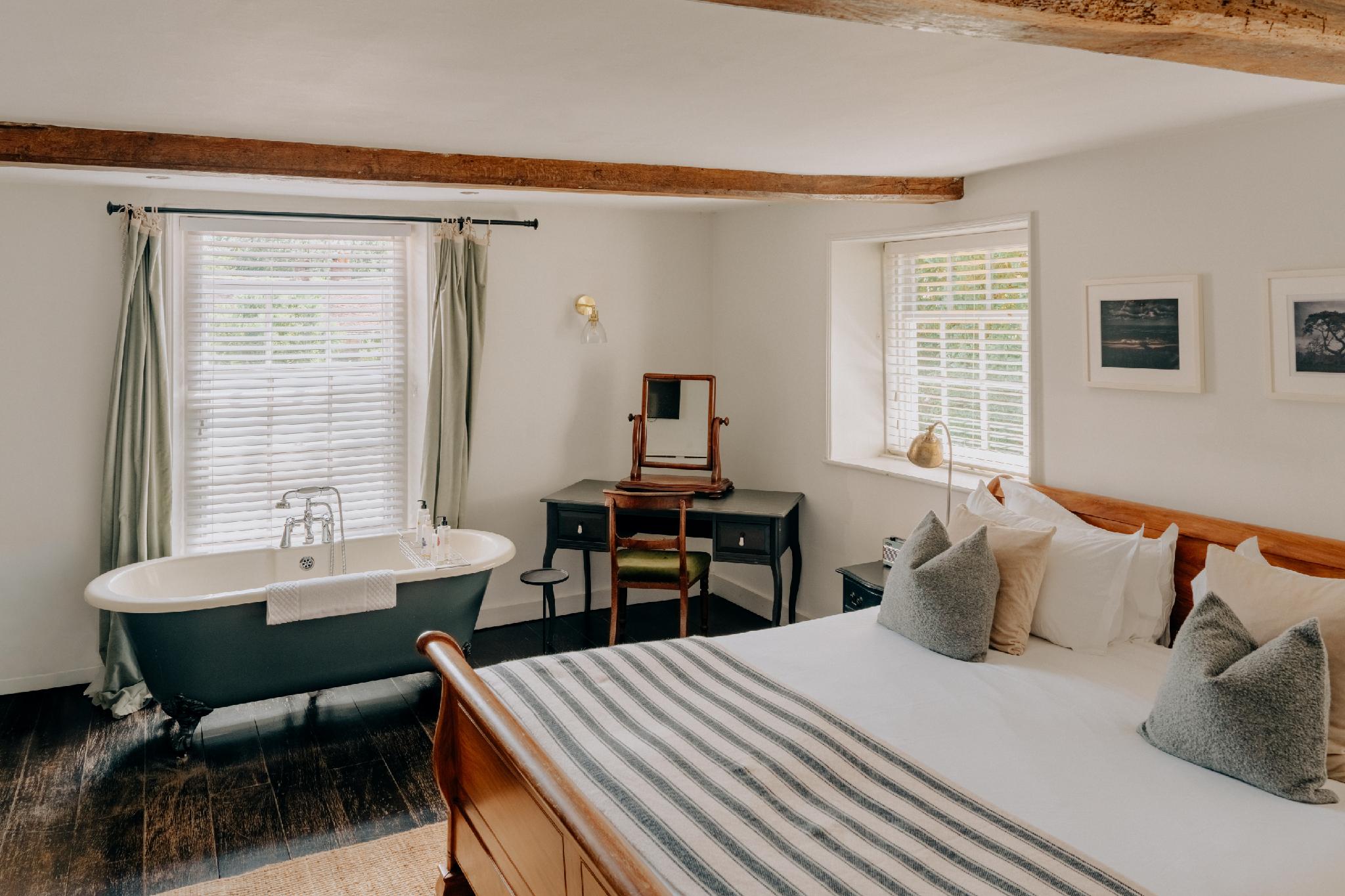 Junior Suite, Superior, Country Side View, Bathtub