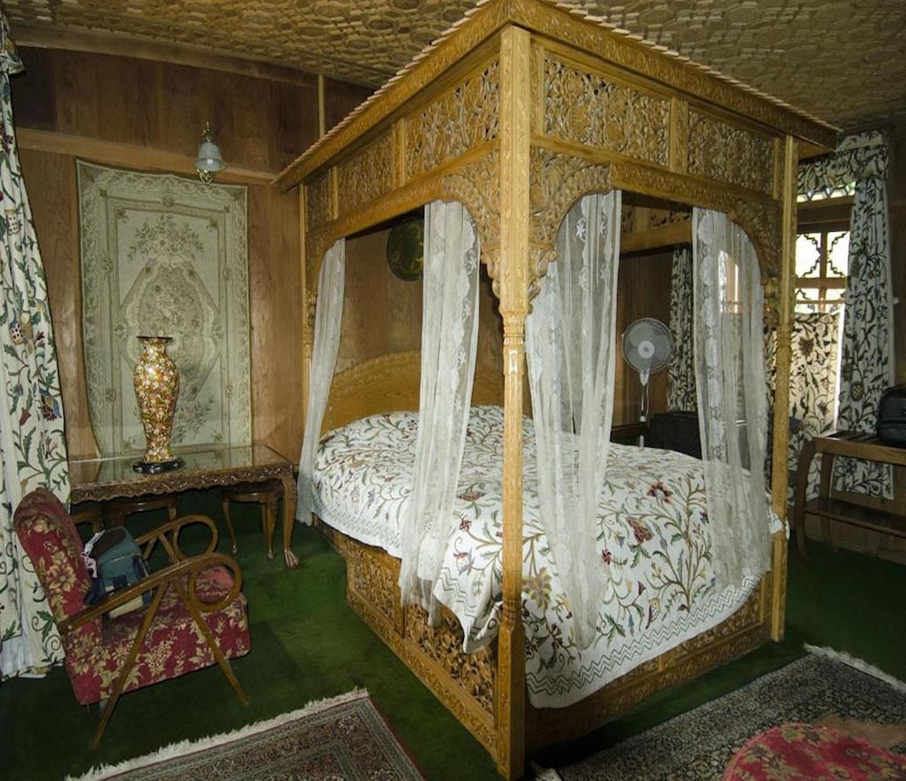WelcomHeritage Gurkha Houseboats 6/35