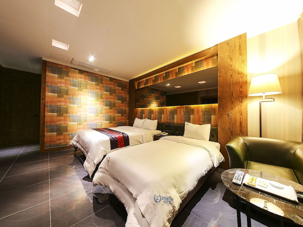 Zenith Hotel 35/63