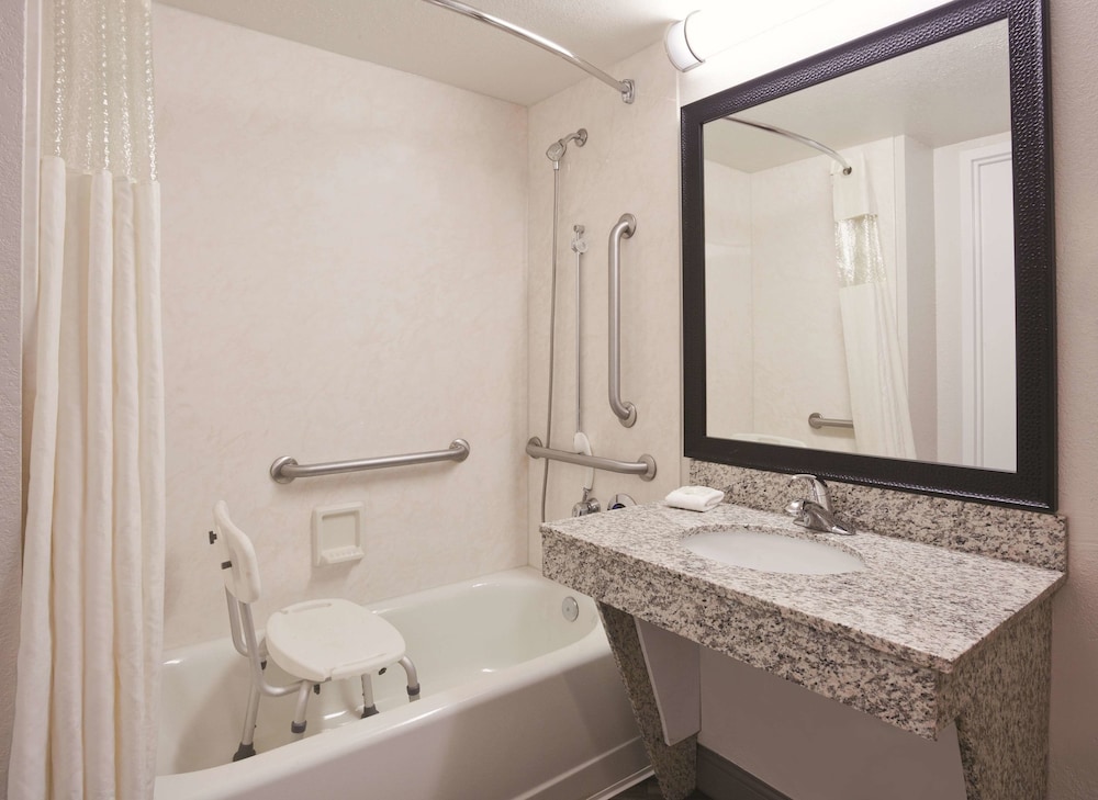 La Quinta Inn & Suites by Wyndham Minneapolis Bloomington W 9/52