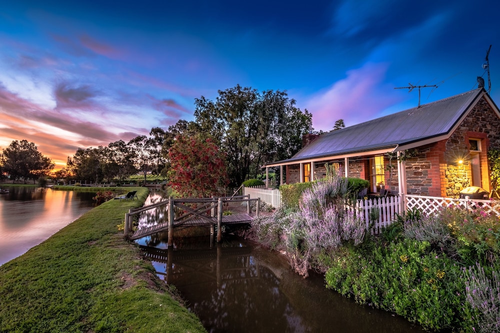 Stonewell Cottages & Vineyards 40/50