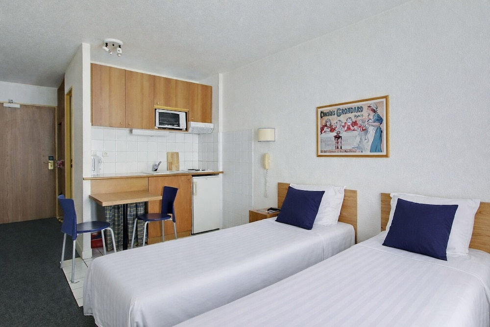Studio, Twin Beds