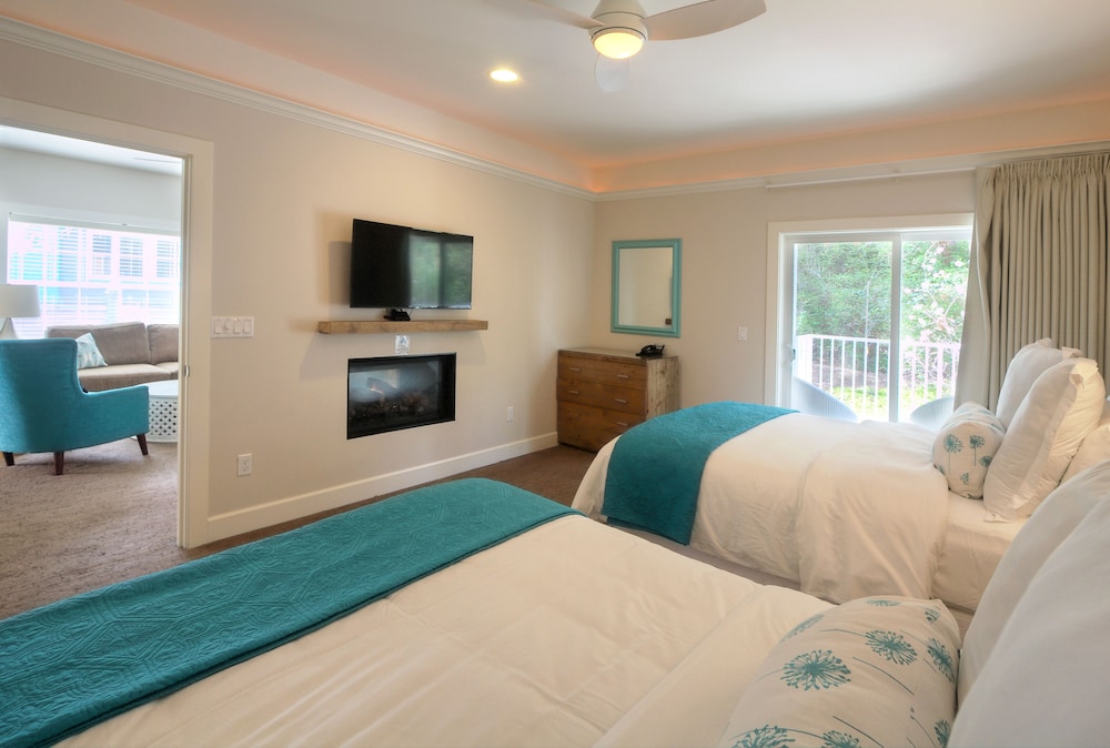 Suite, 2 Queen Beds, Hill Side