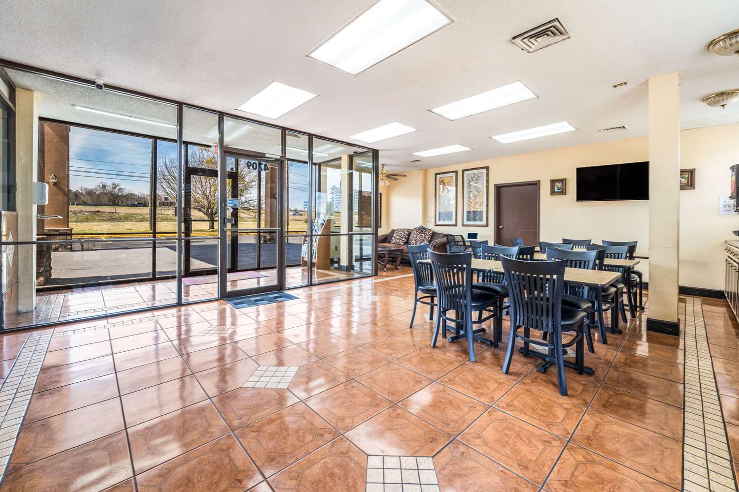 Econo Lodge Inn Suites Macon West 25/28