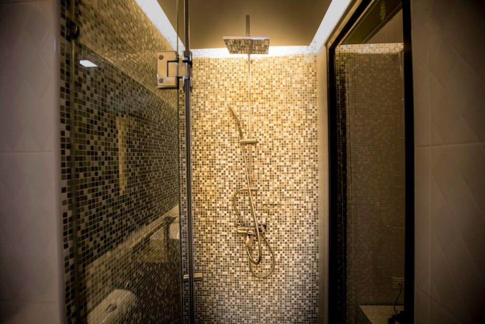 P 72 Hotel Bar 27/50