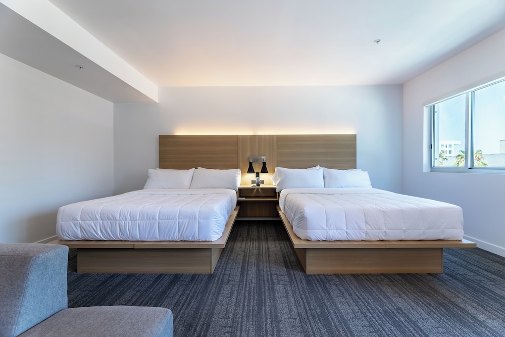 DELUXE, 2 QUEEN BEDS, BALCONY