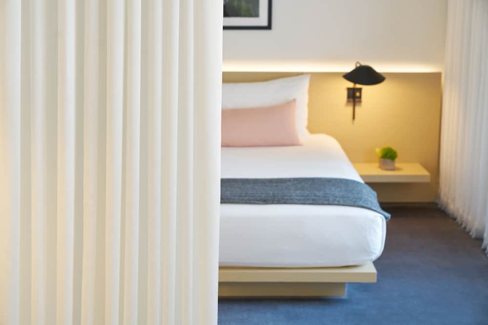 The Chicago Hotel Collection Ambassador Gold Coast 20/57