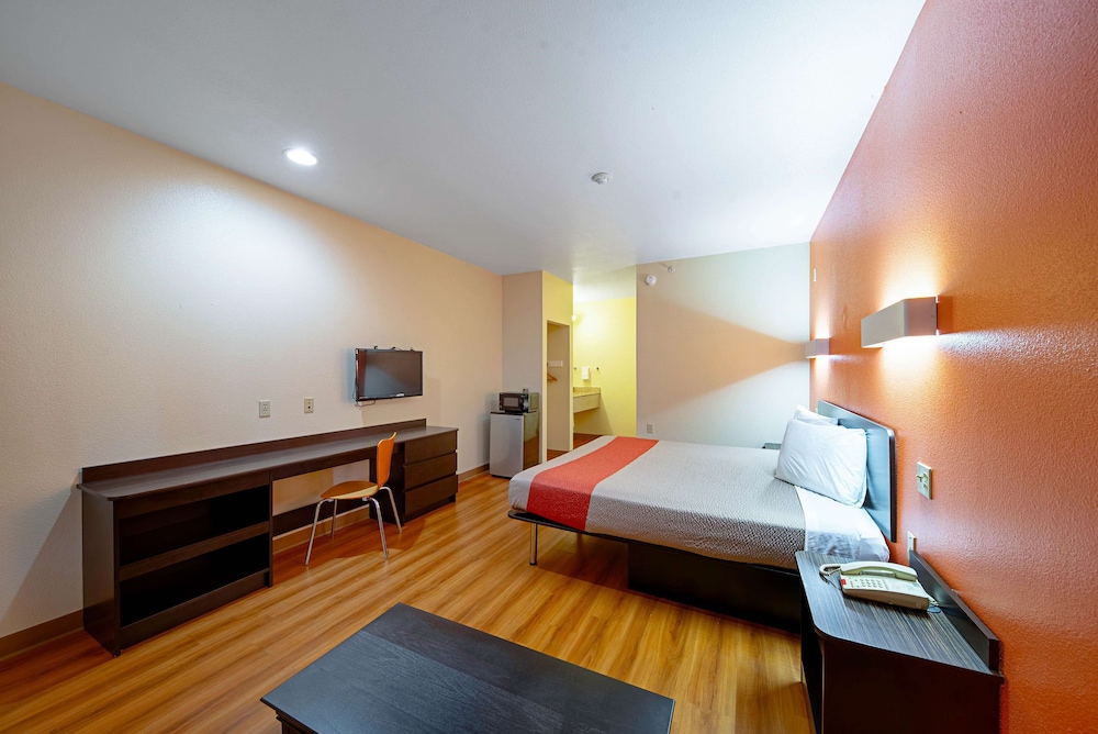 Motel6 Rhome, TX 24/43
