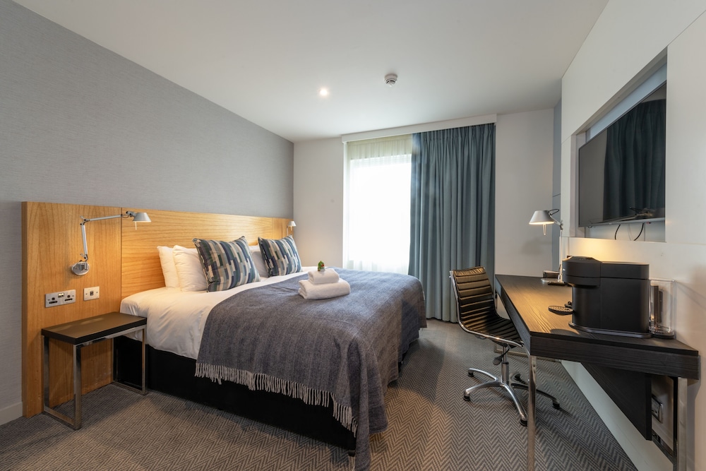 Room, Queen Bed, Castle View 2/4