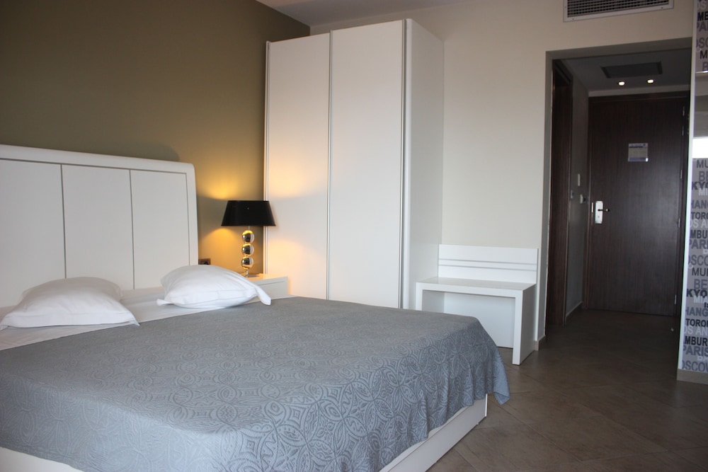 DELUXE, DOUBLE BED