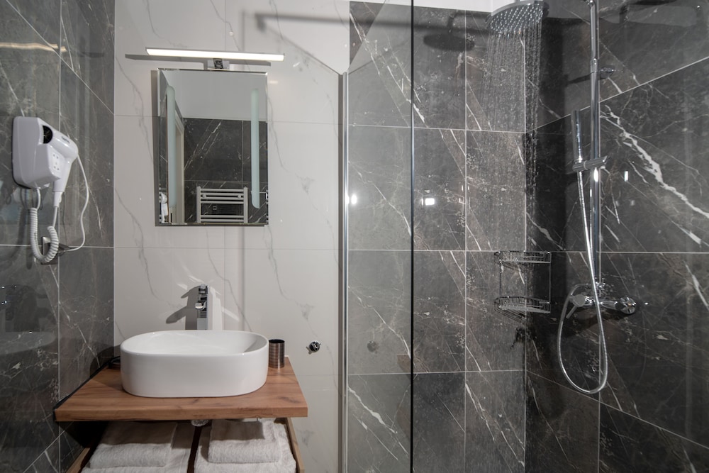 Plaka Arch Suites 38/41