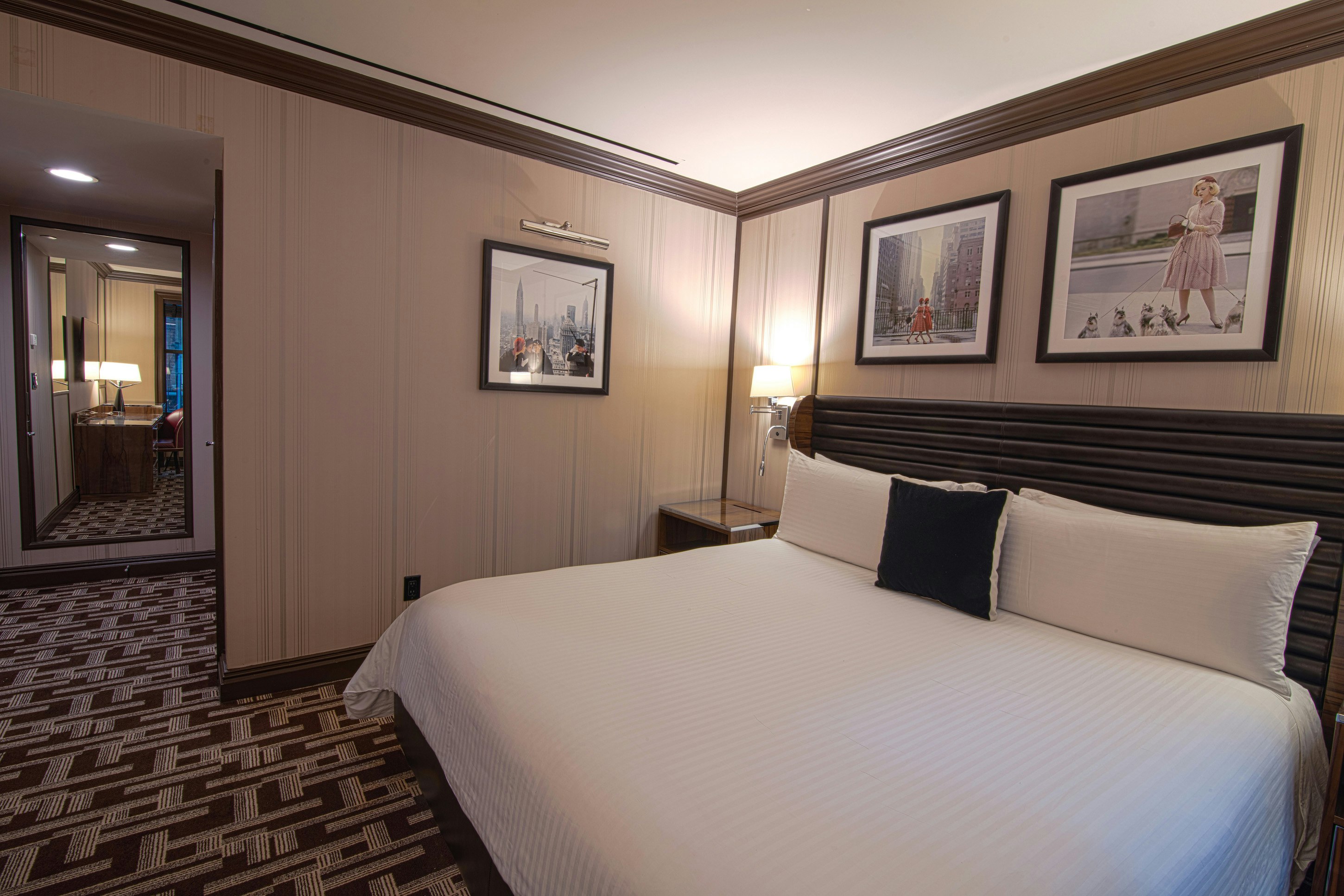 DELUXE, KING BED