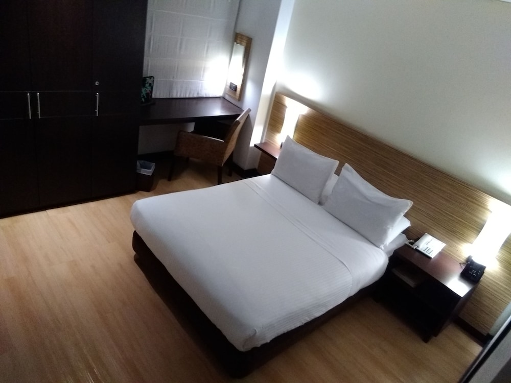 ROOM, DOUBLE BED