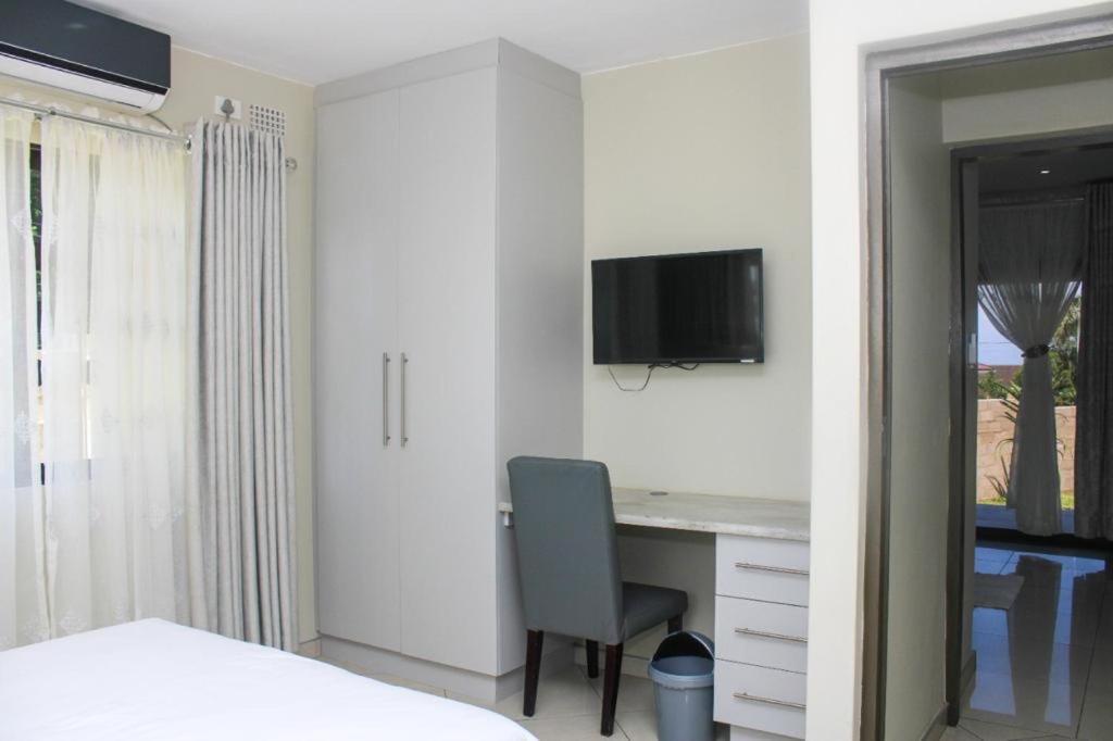 Langelihle Accommodation in Margate 21/37