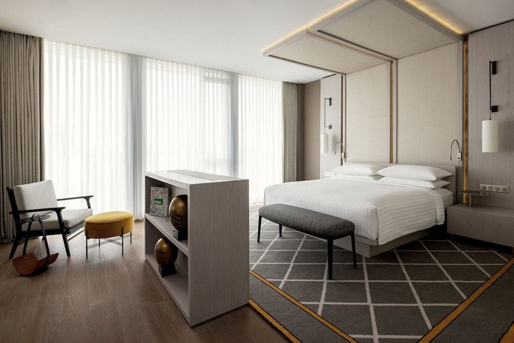 Executive, Suite, King Bed, Pool View