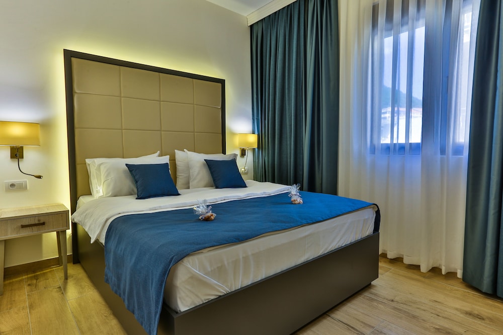 1 Bedroom, Deluxe, Suite, Queen Bed, Garden View, Sofa