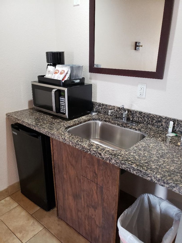 Price Pointe Inn 33/42