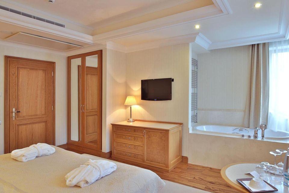 2 BEDROOMS, EXECUTIVE, SUITE, RIVER VIEW, BALCONY