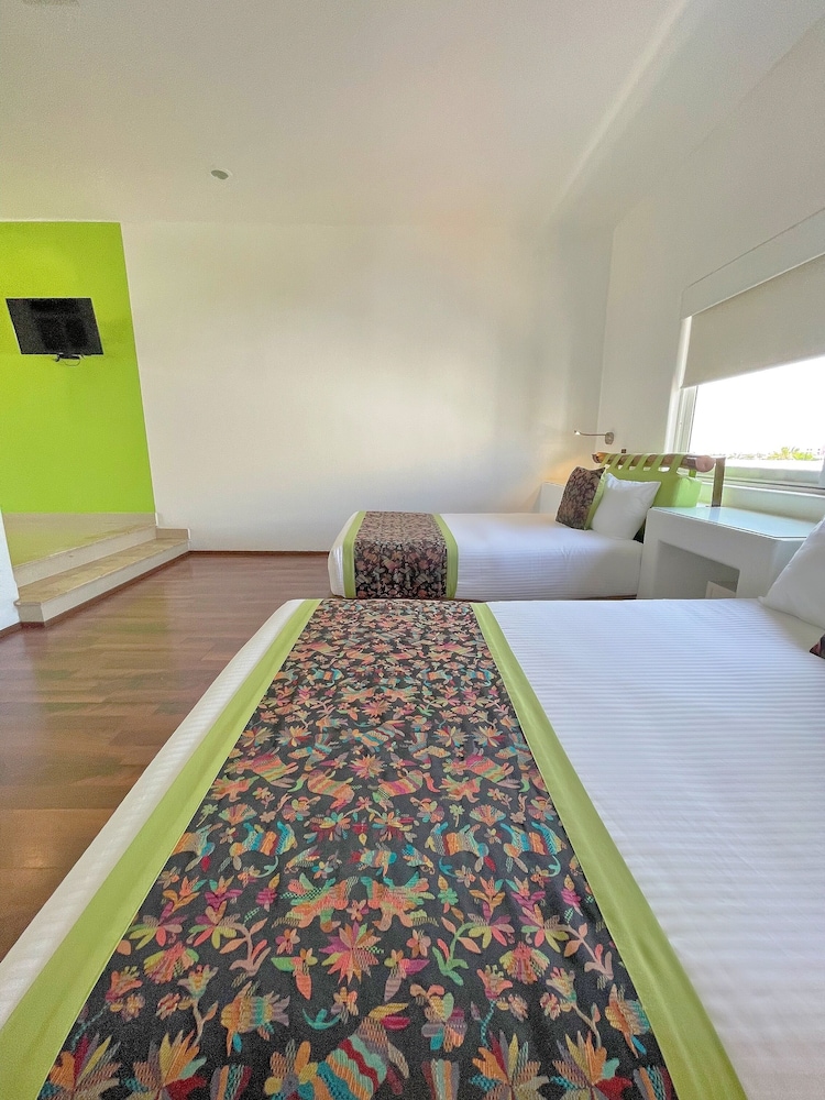 Seven Crown Express & Suites by Kavia 25/50