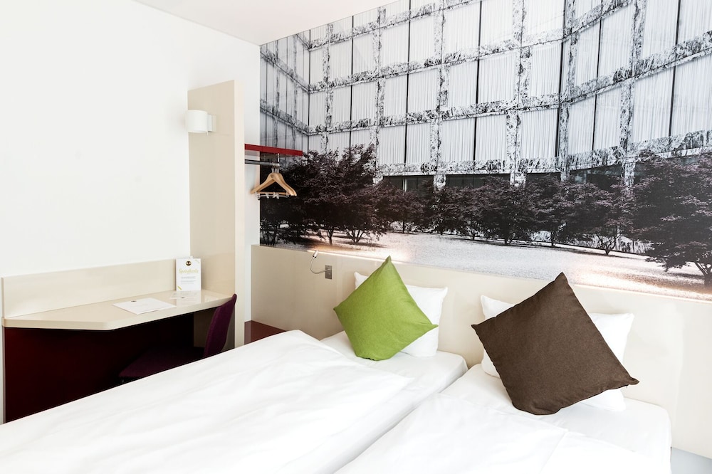 ROOM, TWIN BEDS