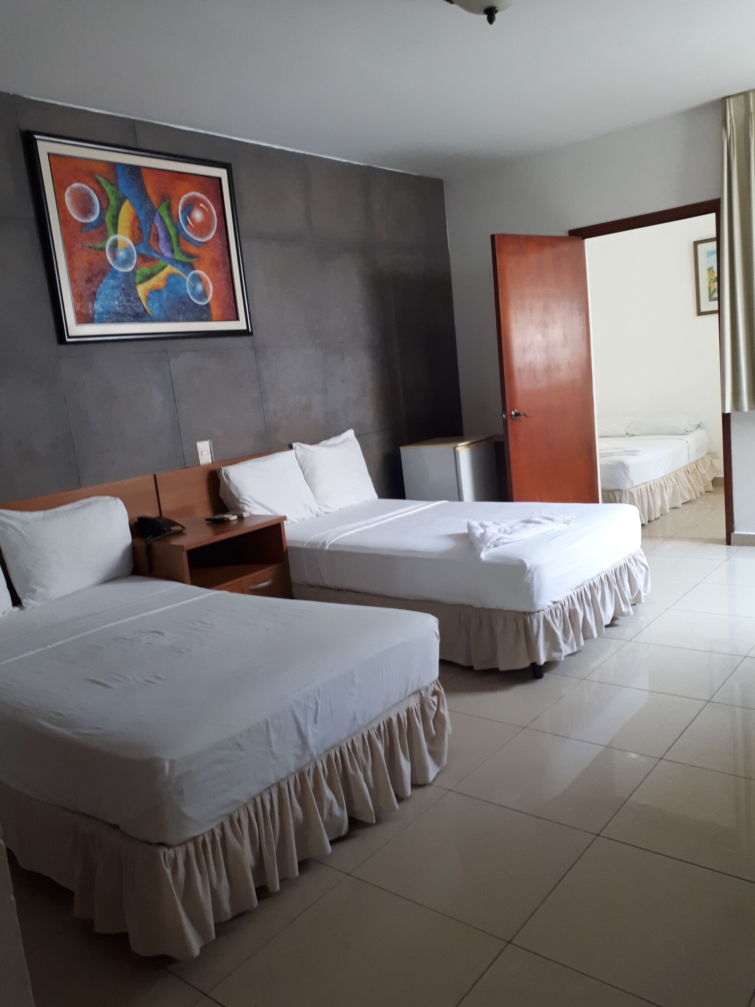 ROOM, QUADRUPLE