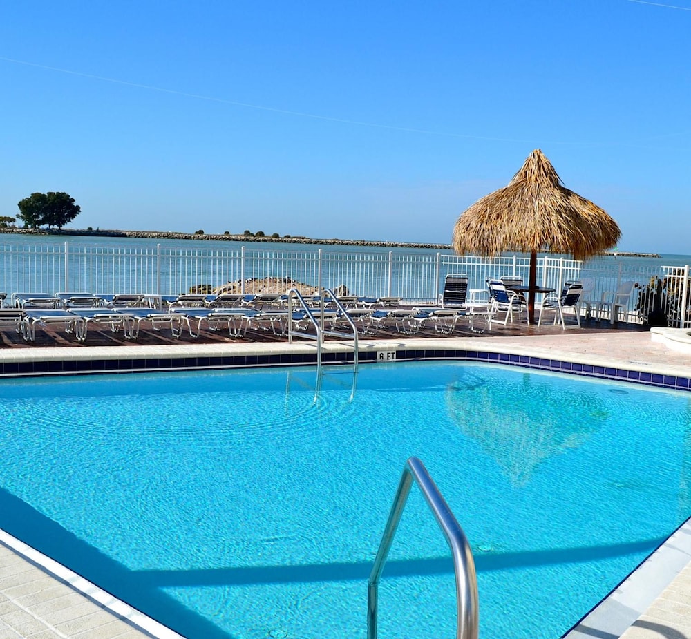 Gulfview Hotel On the Beach 35/49