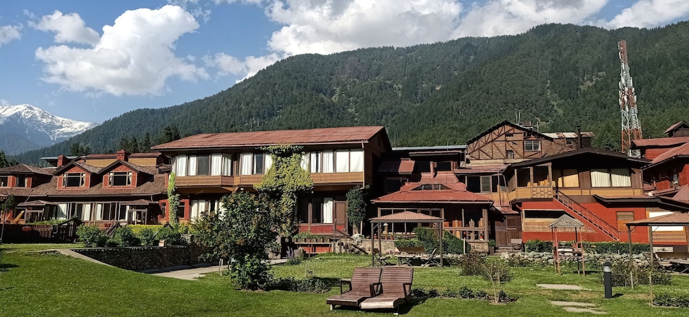 PAHALGAM HOTEL 36/39