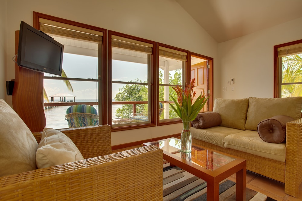 Hatchet Caye Resort 18/50