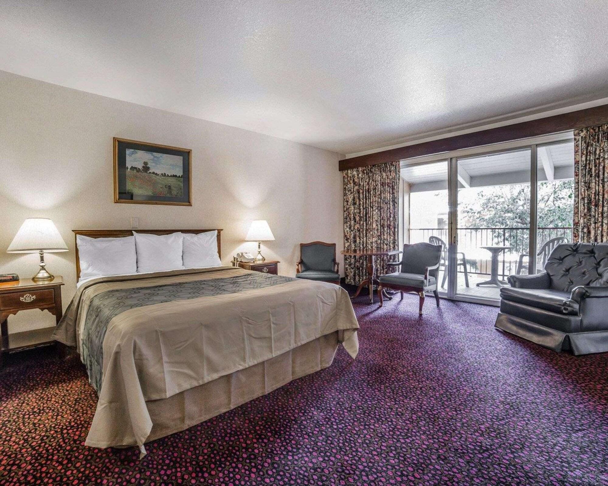 Standard, Queen Bed