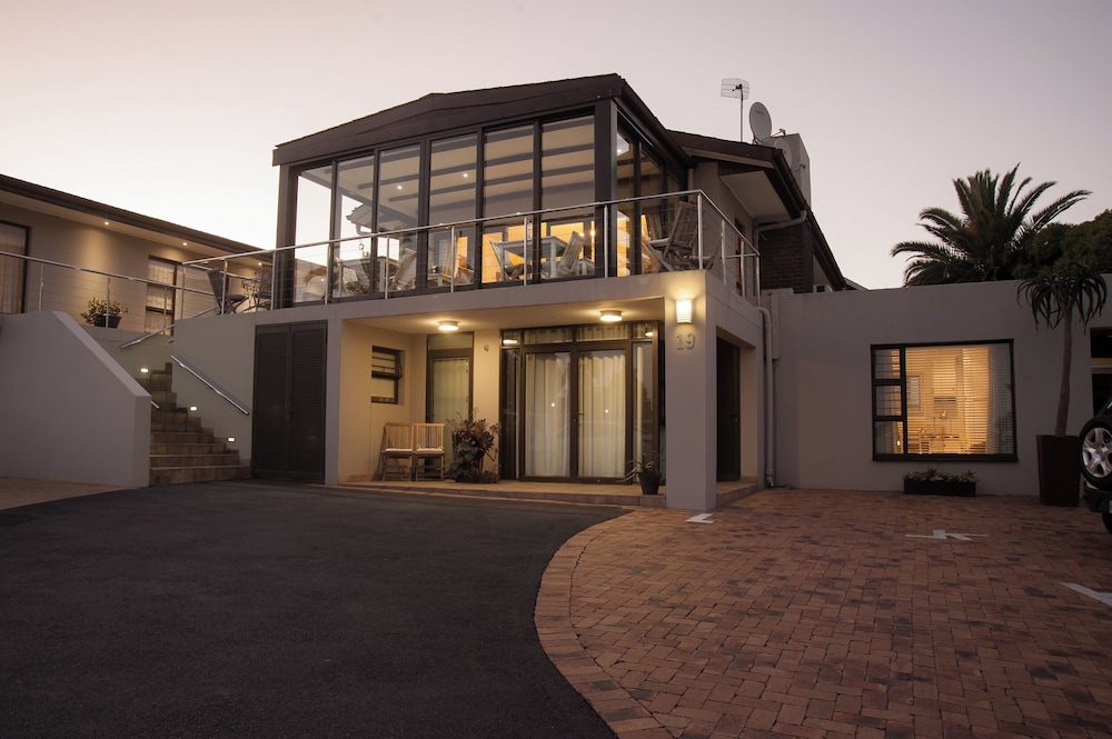 Four Palms Accommodation 4/64