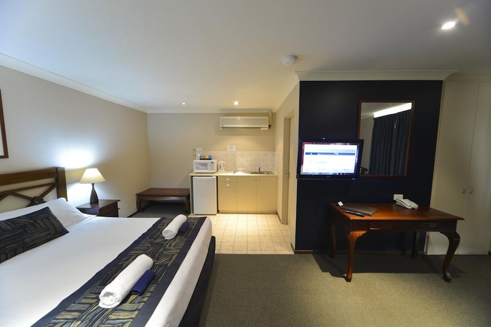 Standard, 1 Queen and 1 Single Bed, Kitchenette
