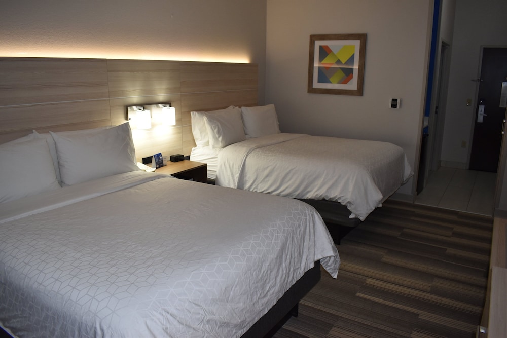 Holiday Inn Express Hotel Suites Mcpherson 20/64