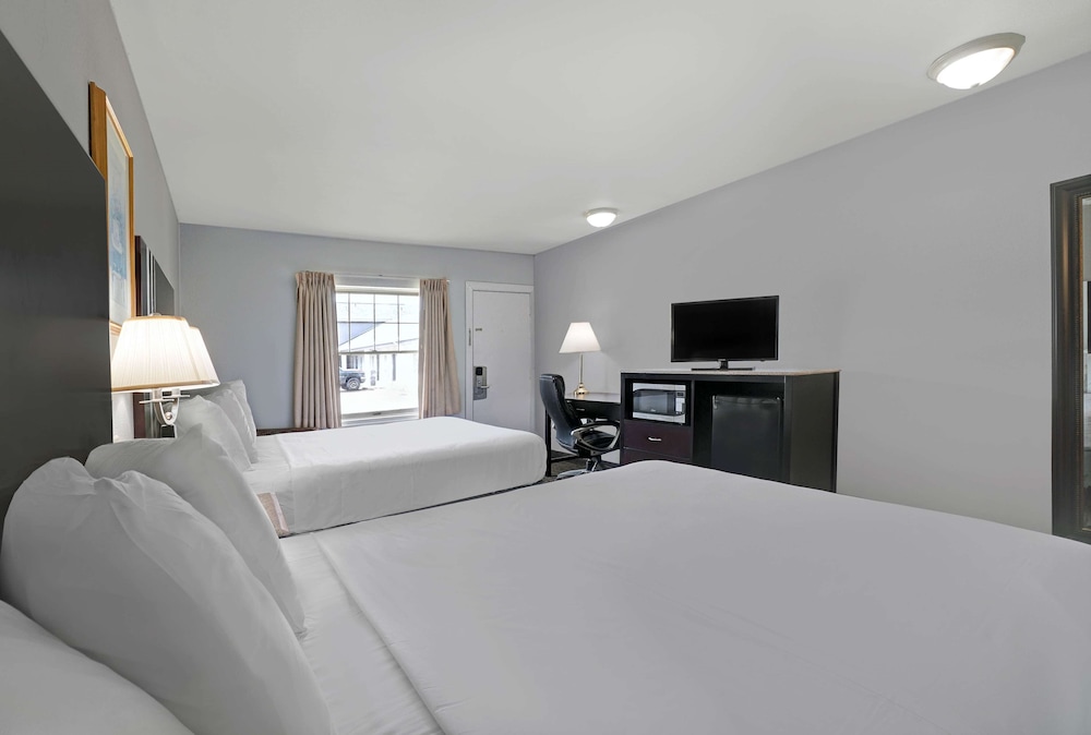 Deluxe, 2 Queen Beds, Smoking