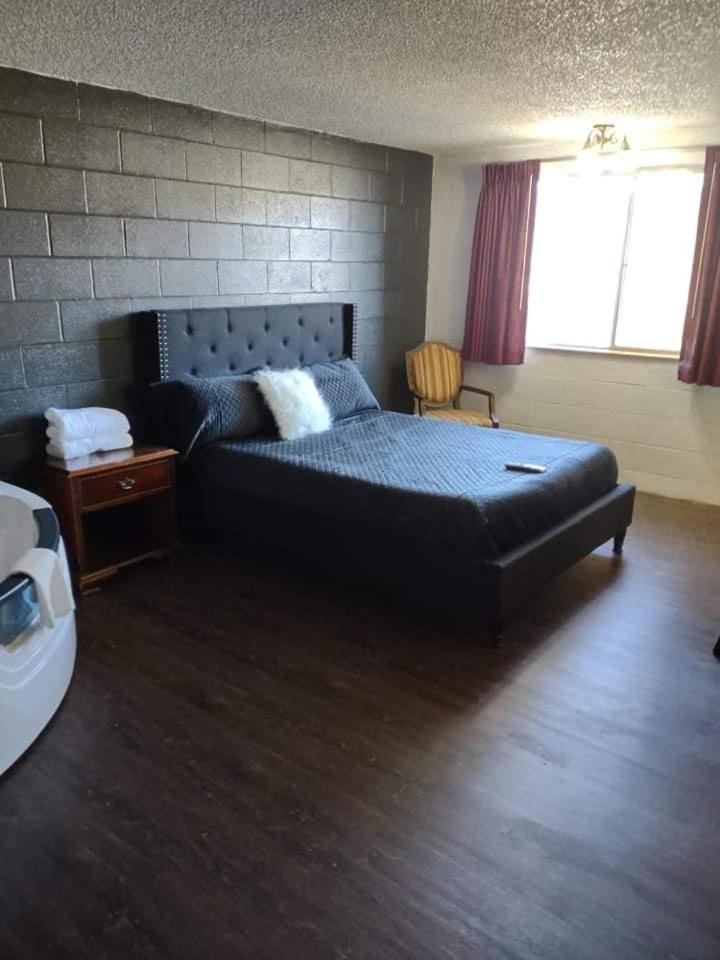 The Pines Motel 11/26