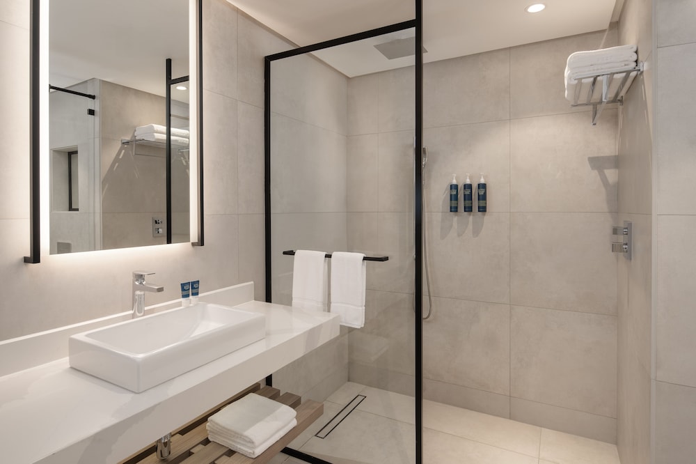 Suite, King Bed, City View