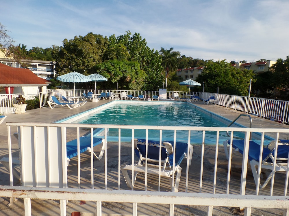 蒙特哥湾俱乐部贝沃齐海滩酒店(Baywatch Beach at Montego Bay Club) 图片2