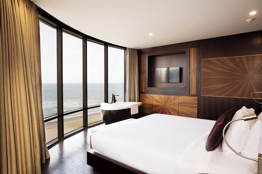 Presidential, Suite, Double Bed, Ocean View, Bathtub, Holiday Beach Hotel Danang 4/10