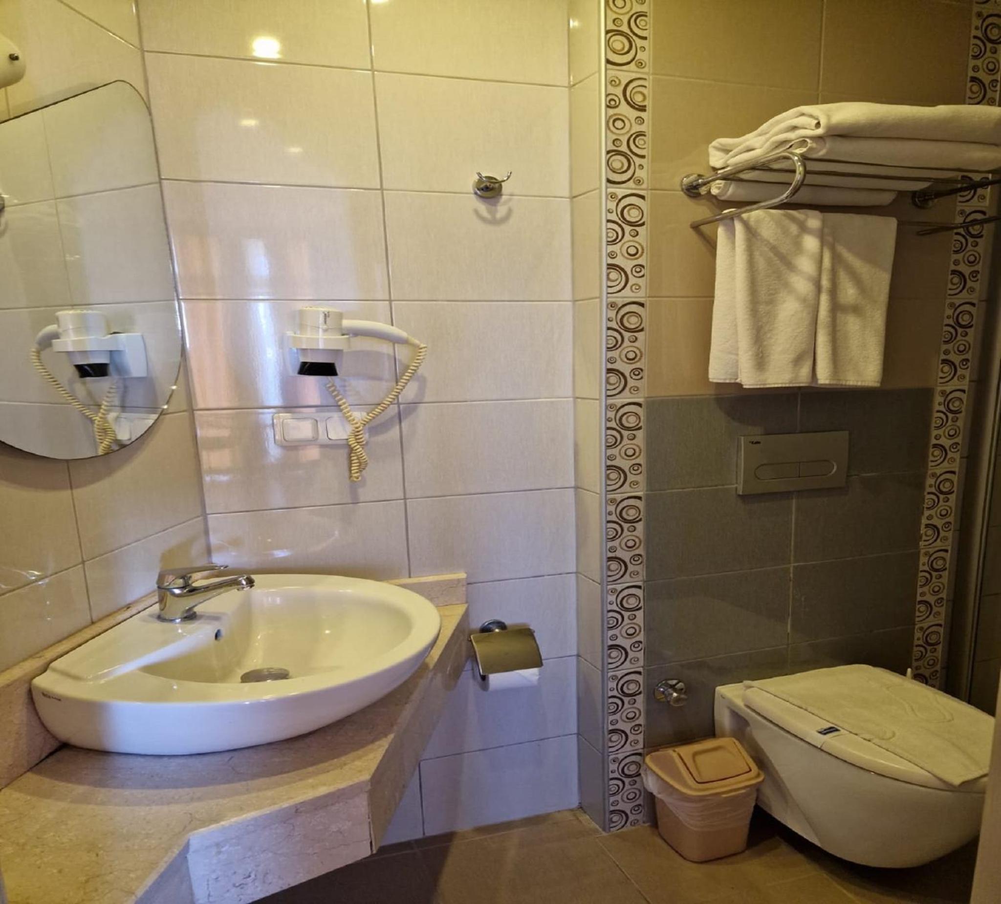 غرفة قياسية ثلاثية بسرير مزدوج وسرير فردي، Azak Hotel 3/3
