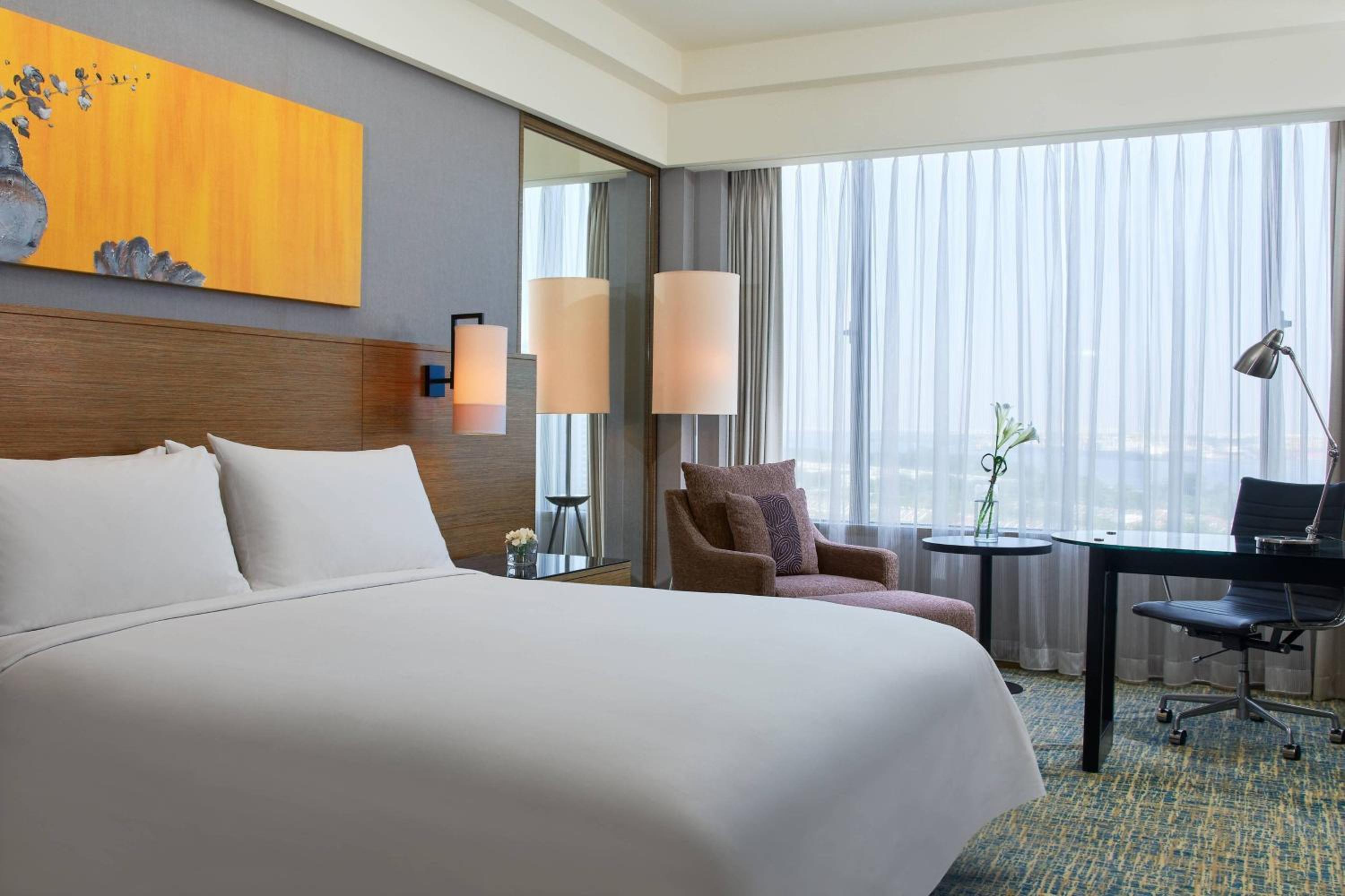 Guest Room, King Bed, Club Floor