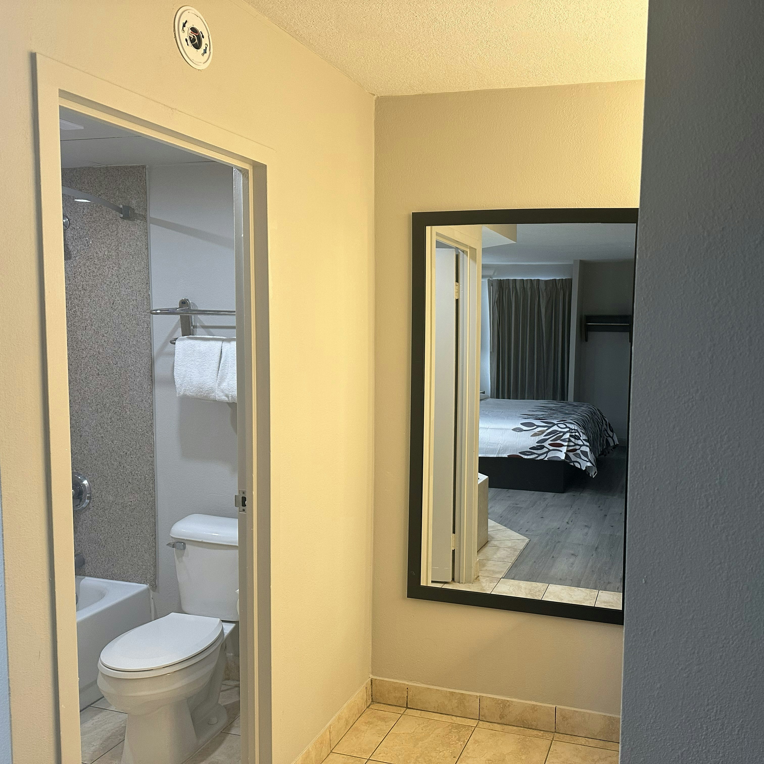 غرفة سوبيريور بسرير كينج بحوض جاكوزي، Red Roof Inn Media 4/6
