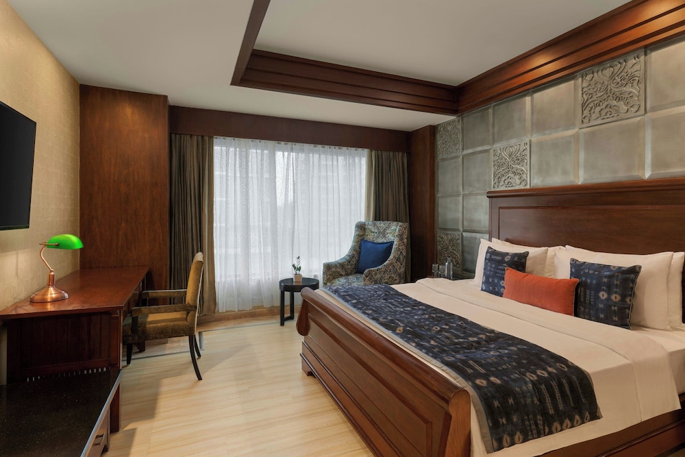 CLASSIC, SUITE, KING BED, CITY VIEW