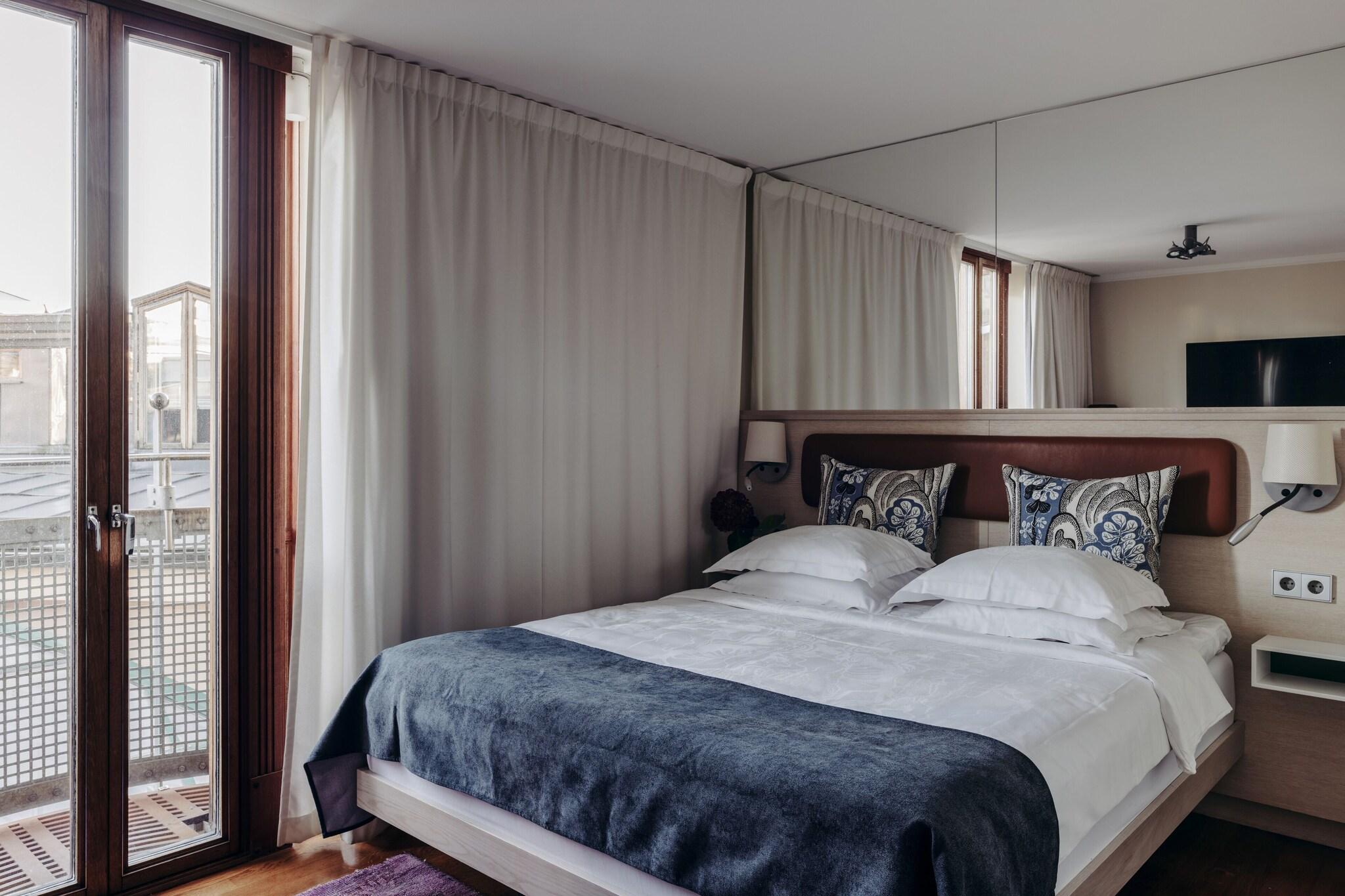 غرفة بسرير كوين