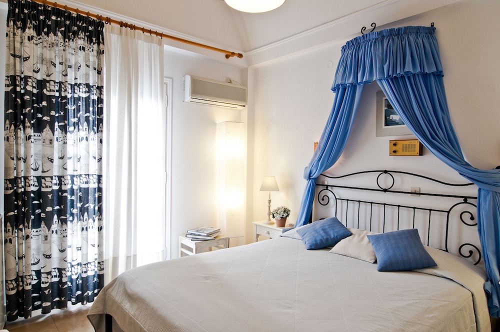 ROOM, SINGLE