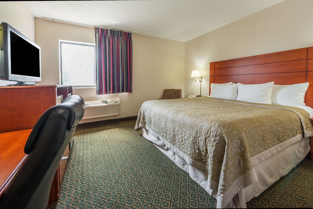 Super 8 By Wyndham St Charles 10/25