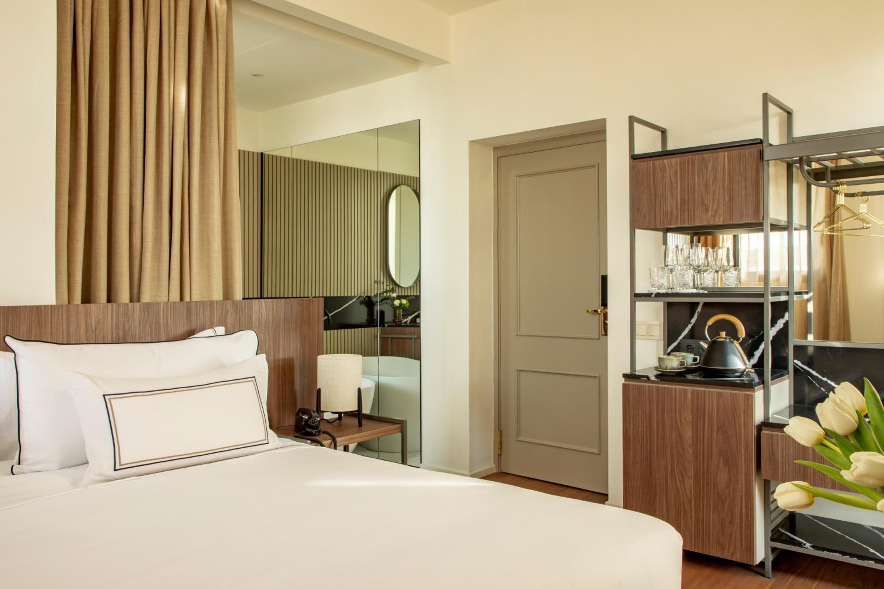 Artist, Junior Suite, King Bed, Urban View, Terrace
