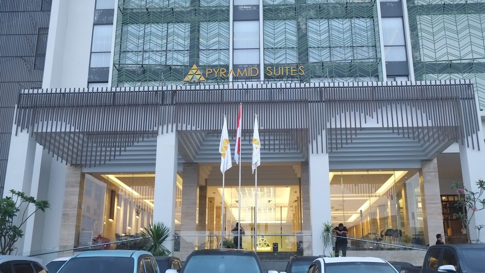 Pyramid Suites 4/54