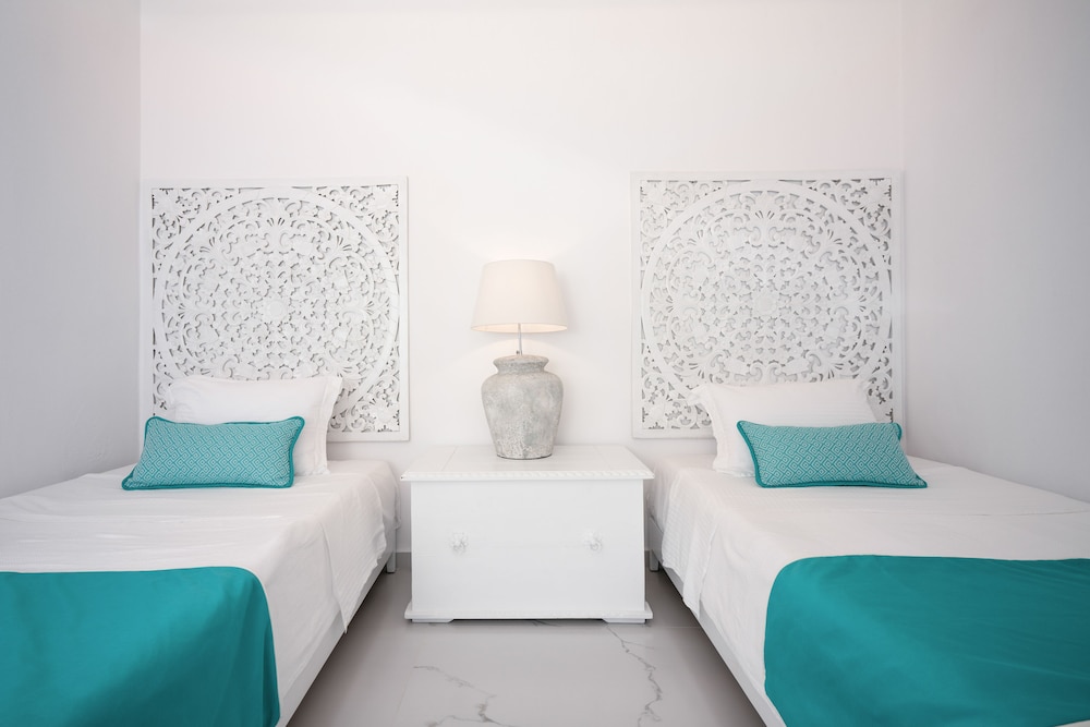 3 BEDROOMS, EMERALD, VILLA, SEA AND SUNSET VIEW, PRIVATE POOL, HOT TUB